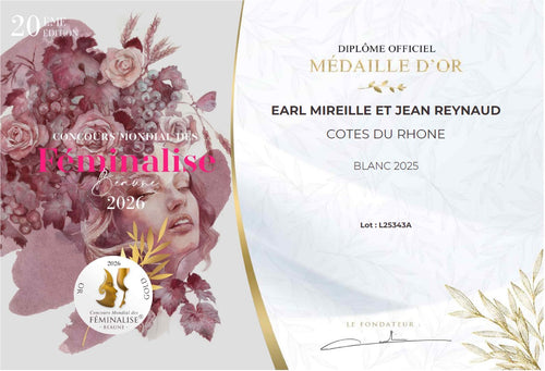 Verre de vin blanc Côtes‑du‑Rhône 2025 Domaine de l’Abbé Dîne, présenté avec sa médaille, par Maison Molinet.